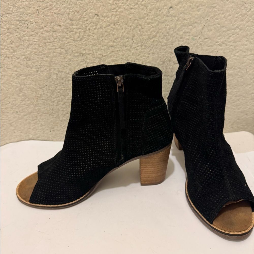 TOMS Peep Toe Booties Suede Leather Ankle Boots Black Heels US 9 - Picture 4 of 7